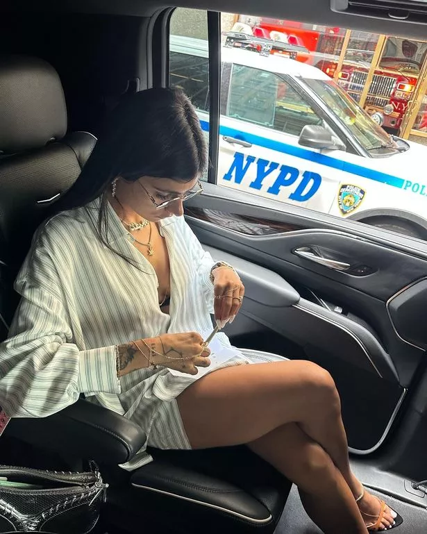 dewi kusuma ningrum add mia khalifa in car photo